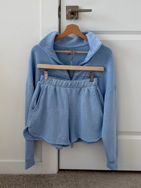 QUATER-ZIP SWEATSHIRT + RUNAROUND SHORTS | size S